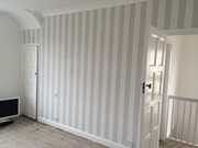 Поклейка стін шпалерами 